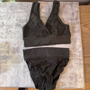 NWOT GOOD AMERICAN SPORTS BRA AND BRIEF IN GREEN CAMO